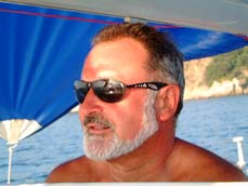le capitaine scrute l'horizon