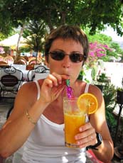 devant un succulent jus d'oranges