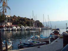 soleil bleu dans le petit port de Vathi Mathana