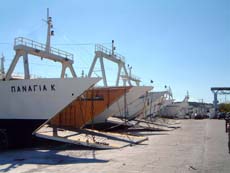 un alignement de ferry dans le port commercial