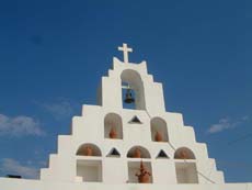 église sur les hauteurs de l'île