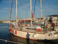 Soleil Bleu dans le port de Salamines