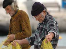 les pêcheurs réparent leurs filets