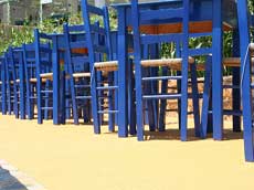 alignement de chaises pour l'apéro