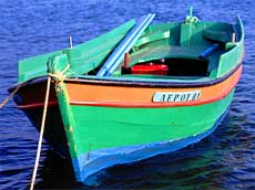 barque de pêche aux multiples couleurs