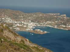 au loin le port et le village