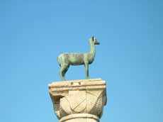 la biche veille sur l'entrée du port de Mandraki