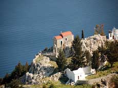 église posée sur la mer