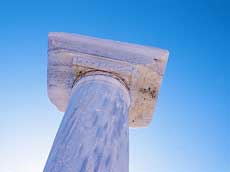 colonne pointant dans le ciel