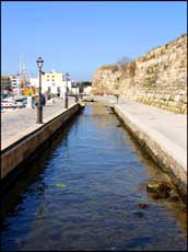 le long du vieux port de Kos