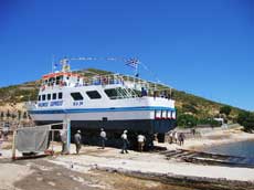 mise à l'eau d'un bateau à Grikou