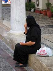 femme habillée de noir