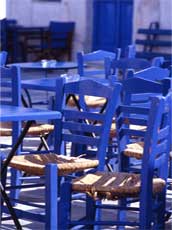 l'heure de l'Ouzo n'a pas encore sonnée, les terrasses sont vides