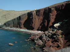 la plage rouge de Santorin