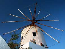 sur cette île ventée, un ancien moulin