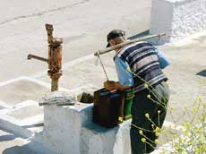 un homme au puits