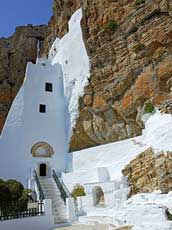 église accrochée à la montagne
