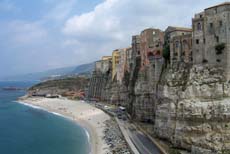 charmant village de Tropéa surplombant la mer