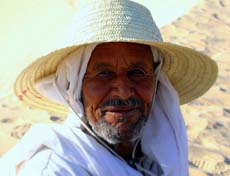 un tunisien qui se prête au jeu de la photo