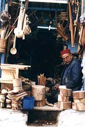 commerçant de bois dans la médina de Sfax