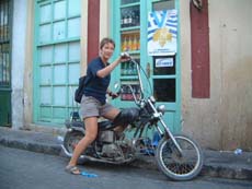 Nat et sa nouvelle moto à Aegine