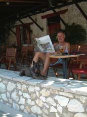 pause lecture à la terrase d'un café de Lefkas