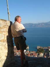Francis admire le golfe de Corinthe depuis les fortifications de Navpaktos